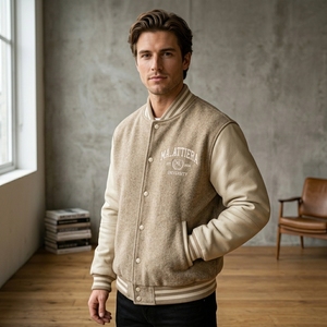 Chaqueta Beige Letterman para Hombre, Cuerpo de Forro Polar, Mangas de Cuero Crema, Chaqueta Bomber Bordada, Personalizada OEM ODM - Product Image 3