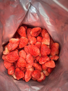 Fraises entières lyophilisées OEM de l'usine du Vietnam pour projets d'emballage de détail, ingrédients alimentaires et distribution internationale - Product Image 6