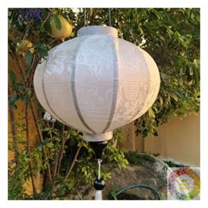 Lanterne en soie vietnamienne traditionnelle pour les décorations du Festival de la Mi-Automne, les célébrations culturelles et les espaces de réunion familiale - Product Image 1