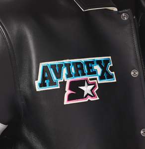 Chaqueta Varsity Negra Avirex con Parche Bordado, Cierre de Botones Frontales, Prenda Casual de Cuero, Cuero Negro Mate, Fusión de Resistencia - Product Image 5