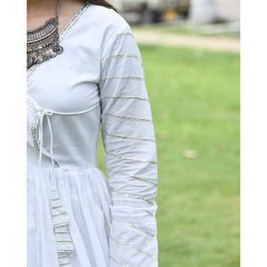 Ensemble de costume en coton blanc et chiffon pour femmes, disponible en taille XS - Product Image 5