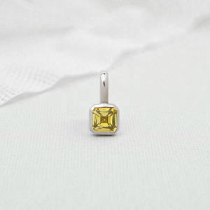 จี้เงินแท้ 925 ประดับเพอริดอททรงเหลี่ยมแบบสเต็ปคัท ตัวเรือนแบบเบเซล งานแฮนด์เมด อัญมณีกึ่งมีค่า เครื่องประดับคุณภาพสำหรับผู้หญิง - Product Image 1