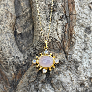 Collar artesanal de calcedonia rosa con colgante de cuarzo opalita con diseño de rayos de sol, chapado en oro de 18k sobre latón. - Product Image 5
