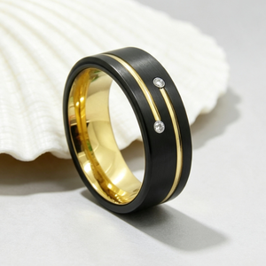 Bague en carbure de tungstène avec rainures dorées et deux pierres en zircone, alliance brossée avec intérieur doré, bijoux de luxe en gros - Product Image 4