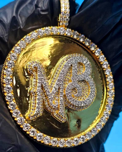 จี้เพชรโมซานไนต์แบบ Iced Out สองสี เงินแท้ 925 ชุบทอง 18k จี้ตัวอักษรชื่อแบบฮิปฮอป สั่งทำได้ตามต้องการ - Product Image 1