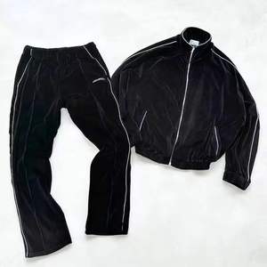Pantalon de survêtement unisexe noir en velours avec bandes latérales blanches, taille élastique, coupe régulière, longueur intégrale, décontracté, pour l'automne, séchage rapide - Product Image 1