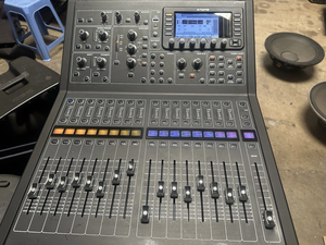 Console de mixage numérique professionnelle MIDAS M32R LIVE, 40 canaux d'entrée pour concerts, églises, studios et diffusion - Product Image 4