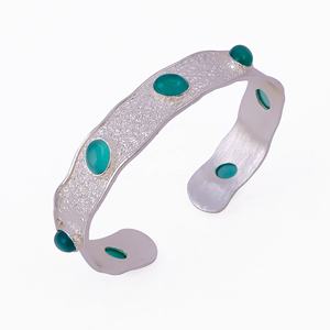 Bracelet ouvert en laiton texturé géométrique avec cabochon ovale en onyx vert naturel, plaqué argent, fait à la main, réglable, tendance - Product Image 5