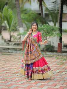 Conjunto Tradicional Indio de Lehenga Choli de Algodón Muslin, Largo hasta el Suelo, Sin Arrugas, de Secado Rápido, con Dupatta con Trabajo de Espejos, para Diwali y Navratri - Product Image 3