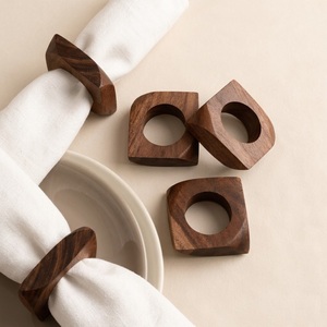 Ensemble d'anneaux de serviette en bois géométriques modernes faits à la main pour la restauration fine, porte-serviettes en bois massif écologique, hôtels de luxe - Product Image 4