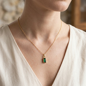 Pendentif en forme de baguette plaqué or avec serti en argent fait à la main en zircone cubique verte avec bélière Cadeau pour le mois de naissance de mai - Product Image 6