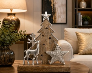 Sculpture de sapin de Noël rustique en bois avec décor de rennes et d'étoiles argentés pour une présentation sur table - Product Image 4