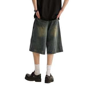 Pantalones cortos de mezclilla negros de corte relajado para hombre con estampado de pedrería plateada en toda la prenda y dobladillo deshilachado estilo streetwear - Product Image 3