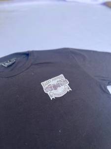 เสื้อยืดแขนสั้นสีดำสำหรับผู้ชาย ยี่ห้อ Harry Johnson ทรงปกติ ผ้าคอตตอนเจอร์ซีย์ สวมใส่สบาย คอกลม พิมพ์ลายโลโก้ด้านหน้า เนื้อผ้าเบา น้ำหนักเบา พิมพ์ลายดิจิทัล - Product Image 2
