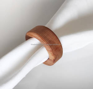 Los servilleteros de madera natural pulida mejoran su mesa con un encanto rústico y una textura orgánica cálida, reutilizable y elegante. - Product Image 4