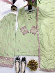 Ensemble de sharara pakistanais traditionnel de créateur, richement brodé, en magnifique tissu georgette avec travail de sequins, nouveauté pour les mariages et fêtes d'hiver - Product Image 4