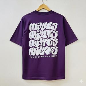 เสื้อยืดลำลองผู้ชายสีชมพู พิมพ์ลายตัวอักษรรูปคลื่นด้านหลัง ทรงปกติ แขนสั้น คอกลม ผ้าฝ้ายเจอร์ซีย์ - Product Image 5