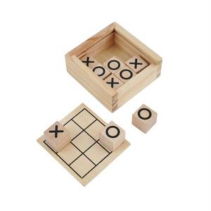 Jeu de tic-tac-toe en bois naturel avec pièces magnétiques, style artisanal portable, pièces en forme de cœur et de croix - Product Image 4