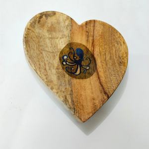 Plateau en bois de coeur floral artistique pour fruits secs un mélange unique de fonctionnalité d'élégance et d'artisanat traditionnel - Product Image 3