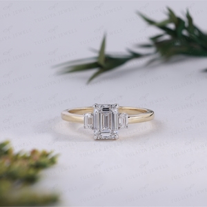 Anillo de Compromiso de Lujo con Corte Esmeralda, Anillo de Boda de Oro Amarillo con Piedras Laterales en Forma de Baguette, Joyería Fina para Novia - Product Image 1