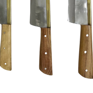 Trois couteaux de cuisine en acier inoxydable, lames argentées, manches en bois brun et naturel, poignée rivetée pour la découpe de viande de boucher - Product Image 2