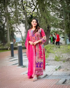 2026 Ensemble TUHI HEAVY FANCY en mousseline, style manches courtes, col rond, avec motifs miroir faits main, style élégant et riche, avec dupatta assortie - Product Image 1