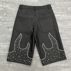 Pantalones Cortos de Cuero Sintético con Pedrería Personalizados para Hombre, Estilo Urbano, Holgados, Color Negro - Product Image 2