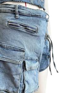 ชุดเซ็ตผ้าเดนิมคอตตอนสองชิ้นสำหรับผู้หญิง ราคาสมเหตุสมผล พร้อมแจ็คเก็ตครอปและกางเกงขาสั้นมีเข็มขัด สำหรับแฟชั่นลำลองน้ำหนักเบา - Product Image 4