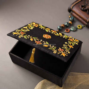 Caja de Joyería Magnética con Diseño de Mariposa Grabada en Negro, Organizador de Regalos de Boda, Estuche para Anillos con Borla - Product Image 3