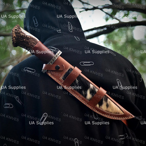 มีดทำมือ OEM ขนาด 17 นิ้ว ใบมีดเหล็กดามัสกัสแบบ Fixed Blade ปลายแหลม สำหรับงานอุตสาหกรรม เกรดสำหรับเอาตัวรอดและการล่าสัตว์ ด้ามทำจากเขาสัตว์ พร้อมปลอกหนัง - Product Image 6