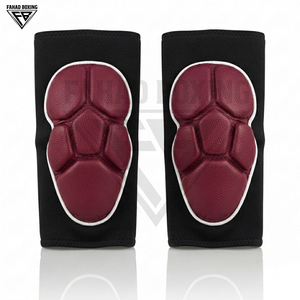 Coudières de protection personnalisées, noires et rouges, légères, de qualité supérieure, offrant une protection moyenne à élevée, flexibles, durables et robustes. - Product Image 2