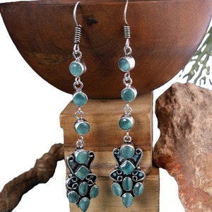 Pendientes Largos de Latón con Zirconia Verde en Forma de Campana al por Mayor |   Pendientes Colgantes Bohemios de Plata Antigua al por Mayor |   Artesanal Étnico - Product Image 4