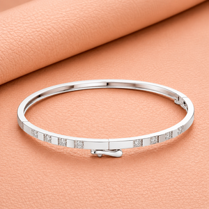Elegante Brazalete de Diamantes en Oro Amarillo, Oro Blanco y Oro Rosa, Joyería Moderna, Minimalista y de Lujo para Mujer - Product Image 2