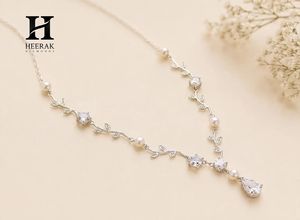 Collier de mariée délicat en diamant de laboratoire en forme de feuille de vigne avec pendentif taille poire et perle en forme de branche d'olivier - Product Image 2