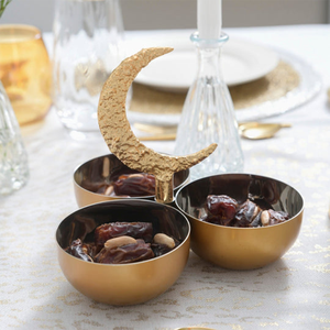 Servidor de Metal Dorado de Lujo con Tres Compartimentos y Asa Texturizada en Forma de Luna Creciente para Decoración Festiva de Mesa en Ramadán y Servicio de Alimentos - Product Image 3