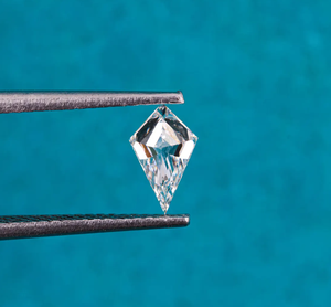 Exclusiva Creación Sparkledge, Diamante Cultivado en Laboratorio con Corte Kite Certificado por IGI, EF VVS VS, Piedra Suelta de Forma Elegante para Colgante o Broche - Product Image 3