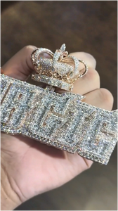 จี้เพชรโมอิสซาไนต์ทรงบาแกตต์แบบฮิปฮอป  จี้เงินแท้ 925 ประดับเพชรโมอิสซาไนต์  พร้อมสลักอักษรตามสั่ง สำหรับทุกเพศ - Product Image 5