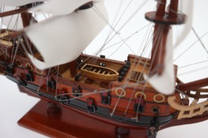 Pequeño modelo de barco de vela a vela alemán de madera pulida hecho a mano de Hamburgo, 20 cm, antiguo, coleccionable, para regalo o decoración de mesa. - Product Image 4