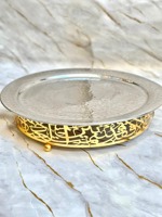 Ensemble de plateaux de service de style islamique avec base en calligraphie dorée et plateaux argentés pour l'organisation des fêtes de l'Aïd et du Ramadan et les cadeaux saisonniers