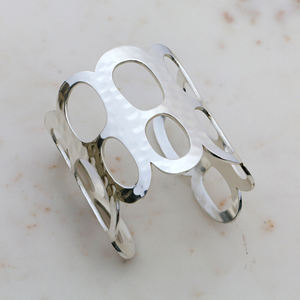 Brazalete de latón martillado hecho a mano - Brazalete geométrico audaz con aberturas - Brazalete ancho llamativo para mujer - Product Image 2