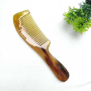 Peigne artisanal moderne élégant à texture corne, forme naturelle, base élégante, accessoire quotidien unisexe, écologique, imperméable - Product Image 6