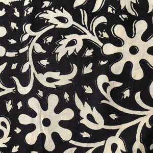 Tela de Algodón Estampada a Mano al por Mayor – Tela de Algodón India con Diseño Floral en Blanco y Negro para Prendas y Proveedores - Product Image 1