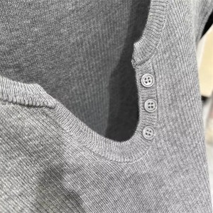 เสื้อยืดแขนกุดคอวีผู้ชาย ผ้าถัก สีเทาล้วน ทรงเข้ารูป สวมใส่สบายๆ - Product Image 5
