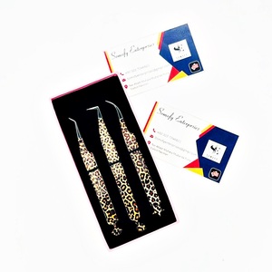 Pince à cils Somofy Enterprises, design inférieur imprimé léopard, acier inoxydable, pointe lisse, longueur 10 mm, prise en main parfaite, précision - Product Image 1