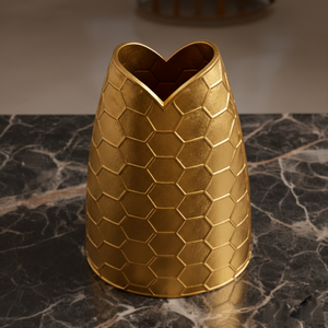 Magnifique vase doré à motif hexagonal unique en forme de nid d'abeille, silhouette conique et bord festonné pour une décoration de luxe - Product Image 3
