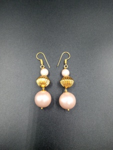 ต่างหูห้อยประดับมุกเทียมทรงกลมแบบวินเทจ ชุบทองเหลือง ยี่ห้อ Amaira Jewels เหมาะสำหรับงานปาร์ตี้ สไตล์คลาสสิกสำหรับผู้หญิง - Product Image 3