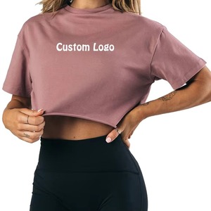 T-shirt pour femme avec logo, design minimaliste et toucher doux, idéal à porter avec des shorts en jean ou des jupes pour un look décontracté. - Product Image 1