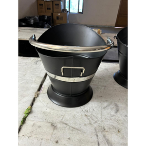 Cubo para cenizas de hierro negro de alta resistencia al por mayor con ribete de acero inoxidable y doble asa, y apertura inclinada para chimenea - Product Image 6
