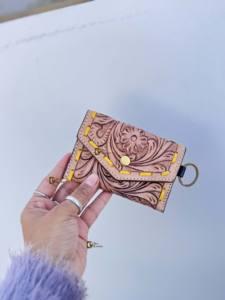 Nouvelle vente flash : porte-monnaie en cuir occidental de petite taille, sculpté à la main, élégant et multi-usages, pour unisexe - Product Image 2