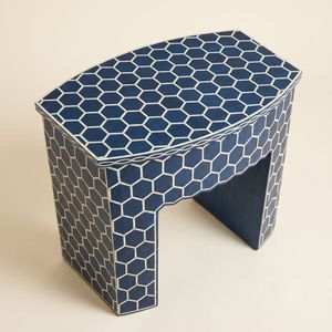 Mesita de Noche Moderna con Patrón de Panal Azul, Mueble de Madera Hecho a Mano para Dormitorio, Diseño Contemporáneo - Product Image 3